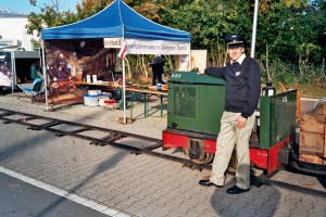 Dirk mit der Feldbahnlok DL6/V23 vor dem VVM Info-Stand