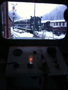 2010-12-20 Blick aus der V14 in den Winter Blick durch das Führerhausfenster der V14 in das winterliche Aumühle