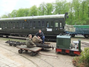 Findlingtransport auf der Feldbahn