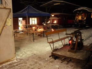 Glühweinstand und Draisine am winterlichen zweiten Weihnachtstag 2010
