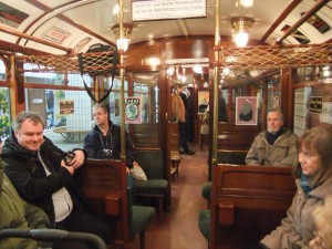 Hochbahnwagen 11 von innen, Blick von der 2. in die 3. Klasse