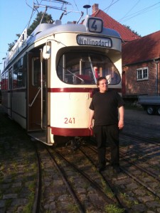 Andreas vor dem Kieler DUEWAG-Großraumwagen 241
