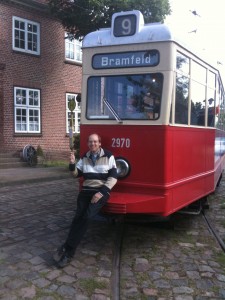 Dirk vor dem V3 2970 mit Fahrschaltergriff nach bestandener Fahrprüfung