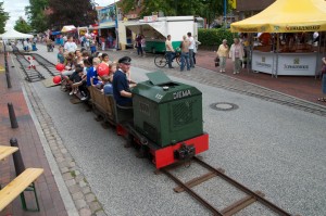 Claus fährt Feldbahn in Schwarzenbek