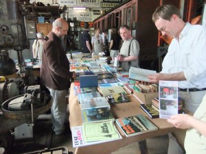 Harald am Bücherstand im Lokschuppen am Ostermontag 2011