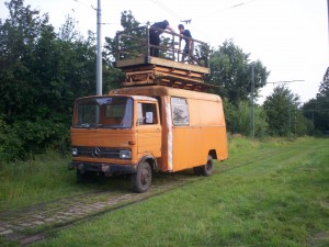 Turmwagen an der Straßenbahnfahrleitung