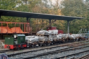 Feldbahngüterzug mit Wegeplatten