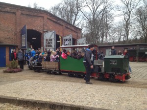 Feldbahnzug aus fünf Personenzugwagen vor der Abfahrt