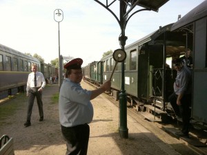 Andreas gibt das Abfahrsignal für Zug P11.