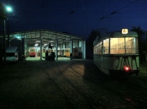Straßenbahn bis spät in die Nacht Die Straßenbahnen fahren bis spät in die Nacht.