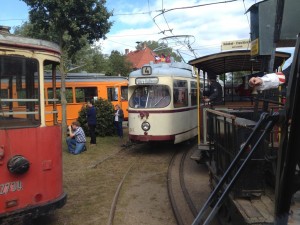 Straßenbahnen drängeln sich in der Nordschleife