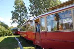 Beiwagen V2B 1306 mit Schaffner hinter Triebwagen V2 3006