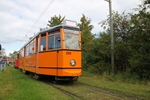 Fahrschulwagen 3999 in neuem Farbkleid mit Beiwagen V6B 1415