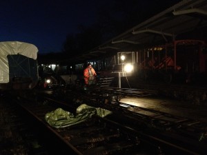 Gleisbau bei Dunkelheit