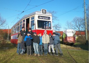 Geburtstagsgruppe mit Straßenbahn und Fahrern
