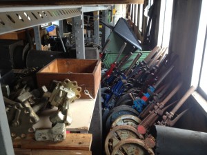 Regalrückseite im Signaltechniklager