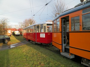 Fahrschulwagen 3999 und Beiwagen 4683 beim zurücksetzen