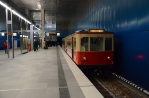 TU-Wagenzug in der Haltestelle Überseebrücke