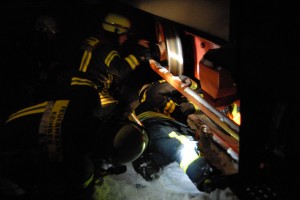 Person unter Diesellok