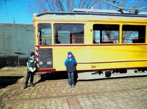 Wagen 354 mit Kreidetafel und Künstler