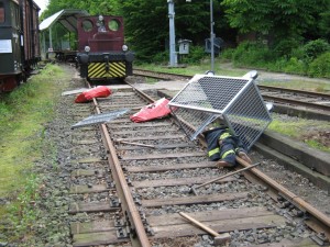 Übungspuppe als "Verletzter" im Gleis