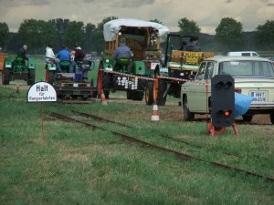 Trecker- und Oldtimerparade neben der Feldbahnstrecke