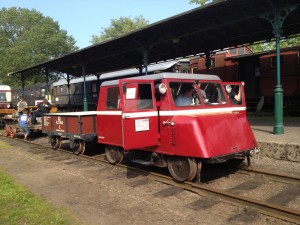 Motordraisine mit Güterwagen vor der Abfahrt