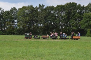 Der Feldbahnzug auf dem Weg vom Parkplatz zum Veranstaltungsgelände