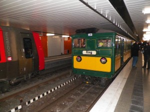Hamburger U-Bahn Typ T trifft Hamburger U-Bahn Typ DT5 im Bahnhof Schlump