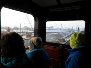 Blick aus T-Wagen auf den Hamburger Hafen
