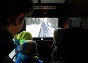 Im T-Wagen mit Blick in Fahrtrichtung