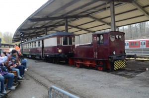 Lok V8, das Lehrstellwerk und dahinter (schwer zu erkennen) der 3-Achser mit der Straßenbahnmodellanlage. Links fährt gerade die Feldbahn ab.