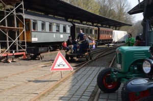 Die Handhebeldraisine kommt von ihrem Ausflug zurück.