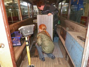 Einpassen der renovierten Bodenbretter im 2734