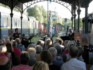 Wagners Salonquartett spielt unter der Bahnsteigüberdachung