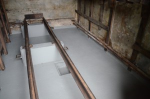 Neue Isolierung auf dem Betonboden im sogenannten Feldbahntunnel