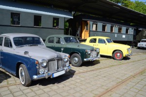 Gummibereifte und Spurkranz-Oldtimer nebeneinander.