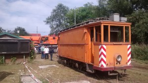 Es ist geschafft: Er steht wieder auf Straßenbahnschienen