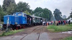 Vom Zug aus und davor beobachten die Fahrgäste der ausgebuchten Sonderzüge das Spektakel