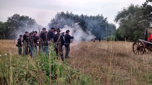 Die Soldaten bekämpfen die Räuber