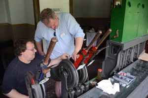 Der Signalstelldraht wird an den Signalhebeln wieder angeschlossen