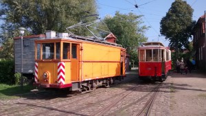 Kieler „Schienenstaubsaugers“ 353 mit dem V2-Beiwagen 1306.