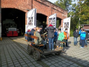 Als Ziel für die Exkursion der Jugendwoche wurde in diesem Herbst der VVM-Standort in Aumühle ausgewählt. Neben ausführlichen Erläuterungen der Exponate kamen natürlich Fahrten mit der Draisine und der Feldbahn nicht zu kurz. (Photo: Detlef Schulze-Hagenest)