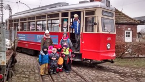 Die Strandpiraten vor der Straßenbahn