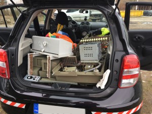 Die Relaisanlage und das Stellpult fertig verladen für den Transport