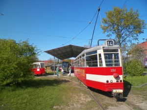 Unser V7E-Triebwagen 3361 hat den V6BE-Beiwagen 4683 bereitgestellt und zieht jetzt rückwärts den V6E Triebwagen aus dem Tramport.