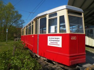 Anders als die Triebwagen ist der V6BE mit drei Doppeltüren ausgestattet.