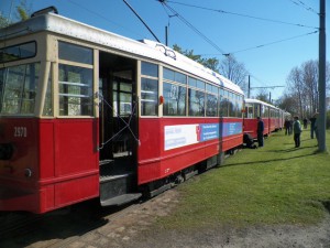 Unser V3 hatte dann die Aufgabe den Beiwagen an den vom V7E herausgezogenen Triebwagen zum Kuppeln heranzuführen. Dabei waren dann zeitweilig vier Hamburger Großraumwagen miteinander gekuppelt.