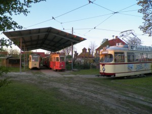 Schließlich steht der V6-Zug auf seinen Platz und ist hier in Gesellschaft mit dem Lübecker Verbandstriebwagen 249 und dem Kieler Düwag 241 zu sehen. Jetzt muss die äusserliche Wiederherstellung beginnen!