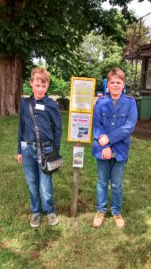 Zwei 12-jährige Nachwuchsschaffner (Hannes und Aron) flankieren unsere Fahrplaninformation im Bahnhof Schönberg. (Photo DSH)